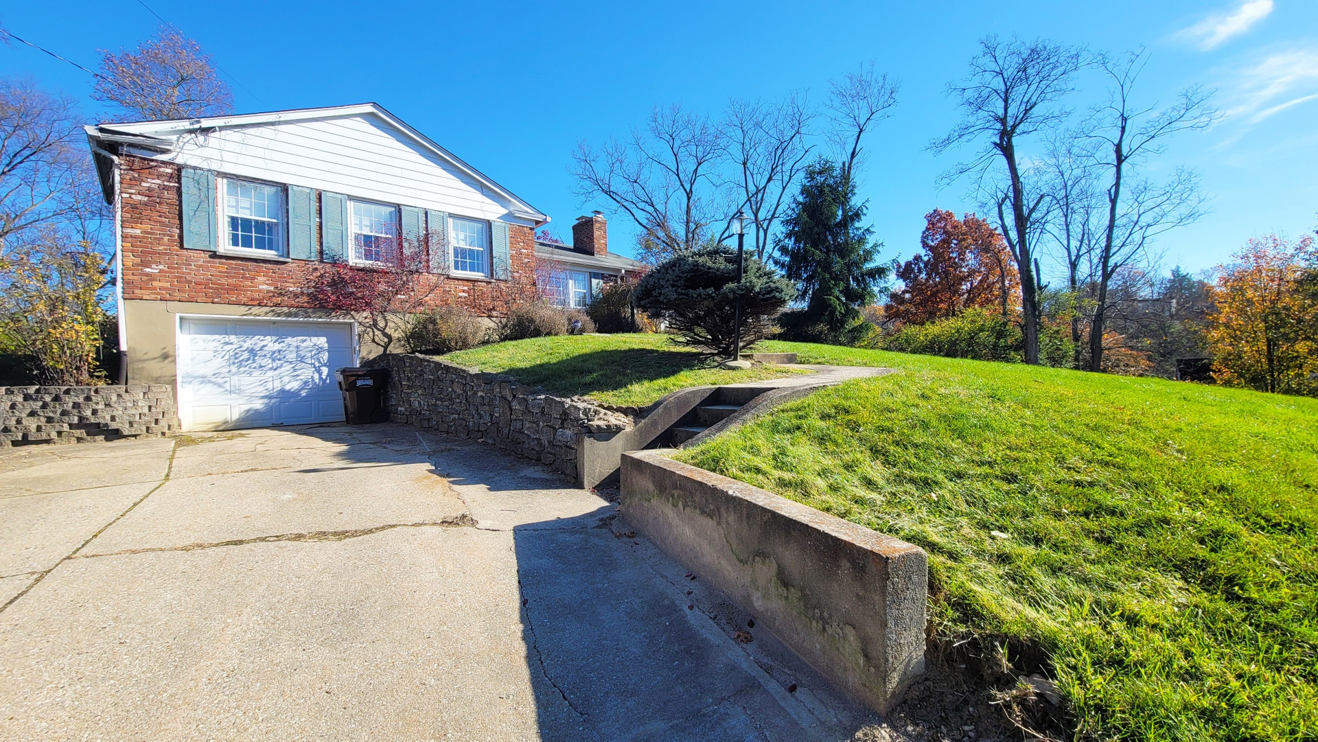 For Sale 5976 Daleview Rd, Cincinnati, OH 45247 3 Beds / 2 Full