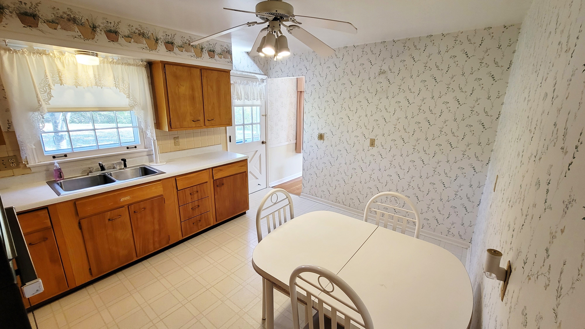 For Sale 5976 Daleview Rd, Cincinnati, OH 45247 3 Beds / 2 Full